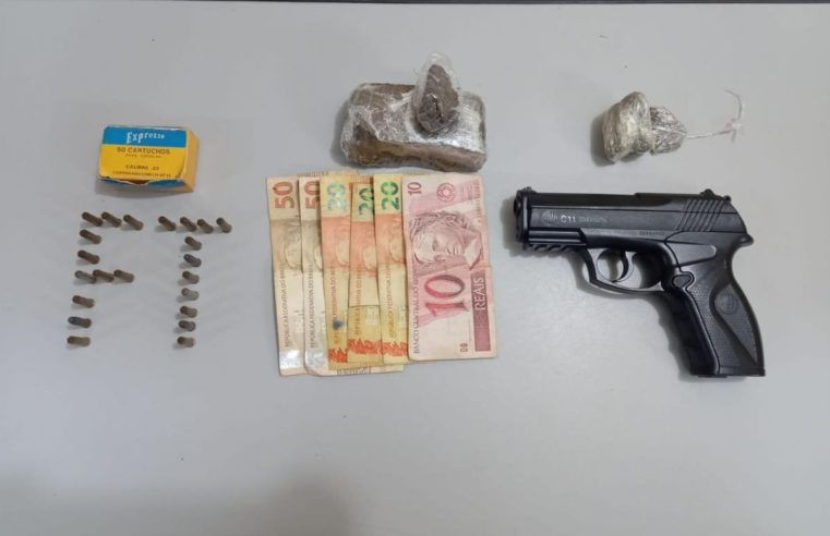 PM aborda garupa de moto e apreende drogas