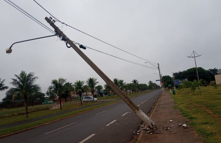 Veículo colide  poste na Via dos Coqueiros