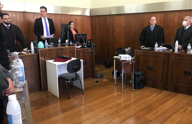 Réu acusado de participação em crime de homicídio é absolvido em júri no Fórum de Colina