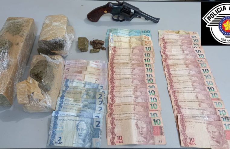 Dupla é presa por tráfico, associação e arma apreendida em Operação da PM