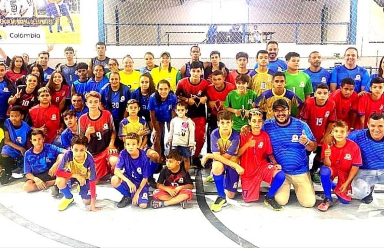 Novos uniformes do esporte são apresentados a população em noite de jogo com vitória da equipe de Colômbia