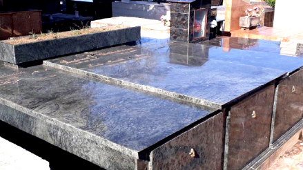 Peças de bronze foram furtadas em mais de 15 túmulos do Cemitério Municipal