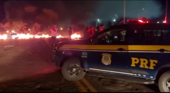 Polícia Rodoviária Federal registra protesto na BR-364 após morte de família