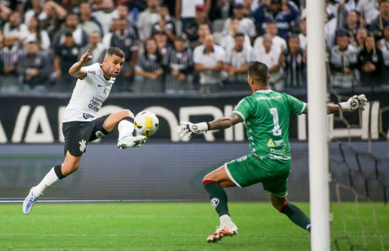 Corinthians vence a Portuguesa e  avança às oitavas