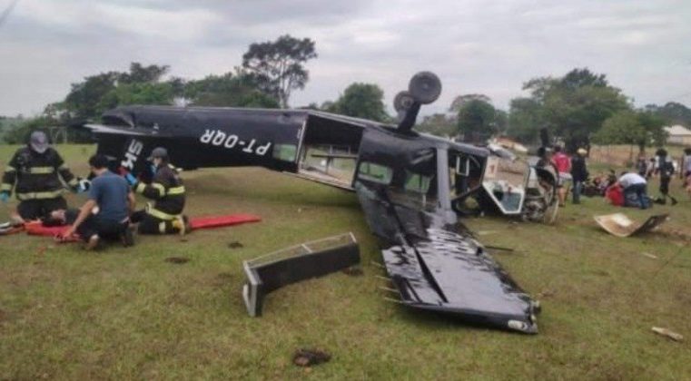 Avião de pequeno porte cai com 11 pessoas em Boituva, no interior de SP