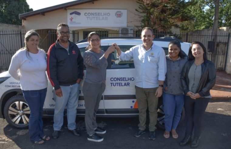 Prefeito de Colômbia entrega veículo 0km ao Conselho Tutelar do Município