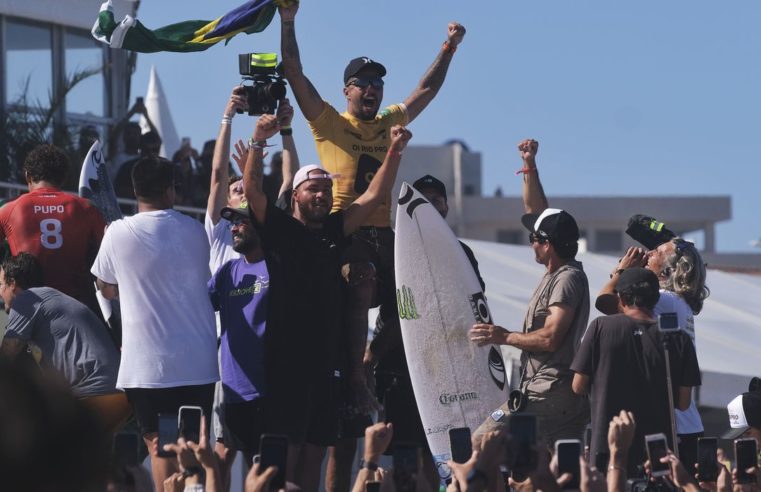 Filipinho é tetra e estreante Samuel Pupo vice na etapa Rio Pro da WSL