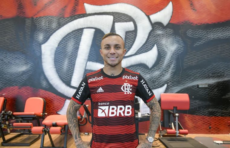 Flamengo anuncia saída de Isla e chegada de Everton Cebolinha