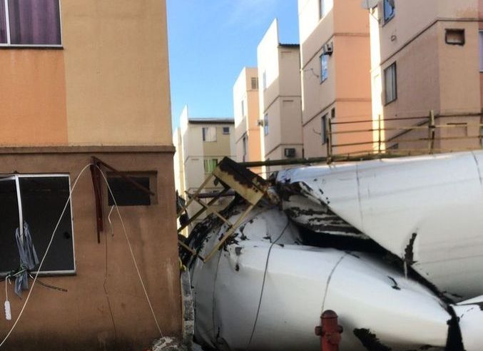 Caixa d’água tomba sobre conjunto habitacional no Rio e fere mulher