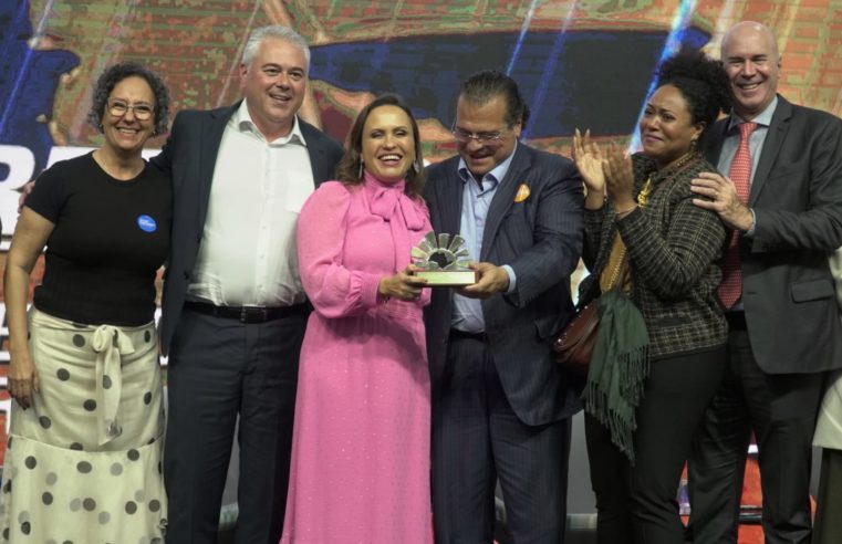 Paula Lemos recebe prêmio Sebrae Prefeito Empreendedor