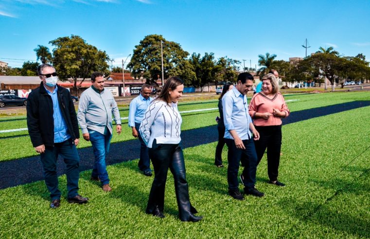 Campo de futebol dos lagos começa a receber grama sintética