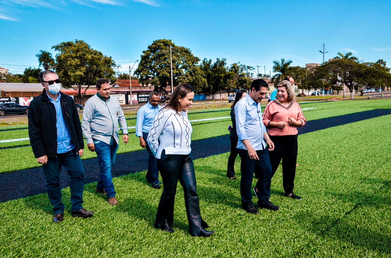Campo de futebol dos lagos começa a receber grama sintética