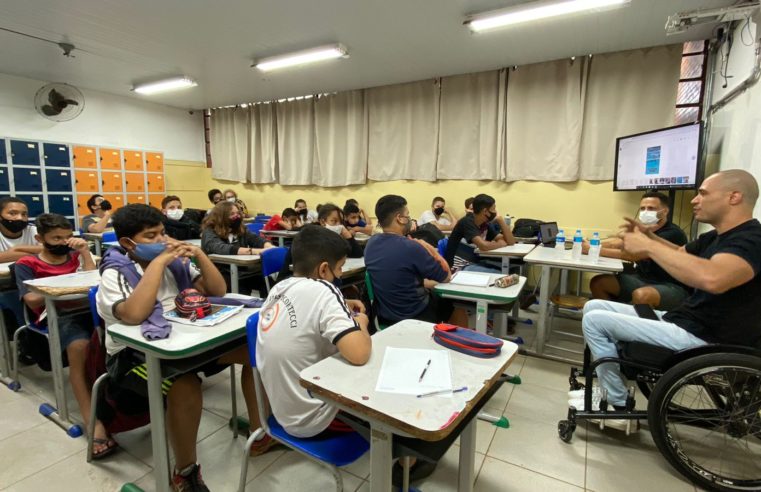 Fabrício Taveira realiza palestra para estudantes de escola estadual de Barretos