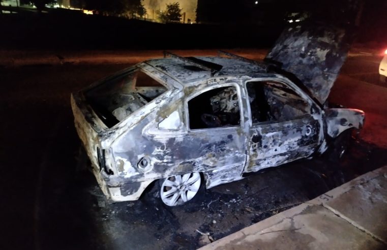 Bombeiros combateram incêndio em veículo