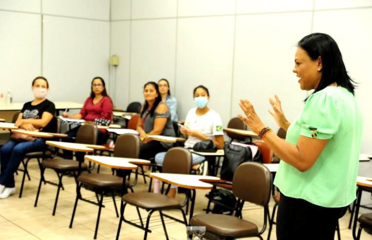 Profissionais da educação participam de curso de libras