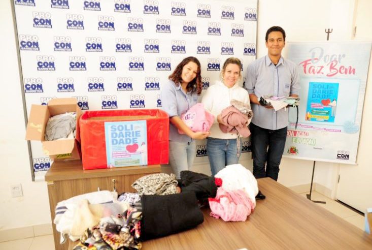 Procon entrega roupas arrecadadas para o Fundo Social de Solidariedade