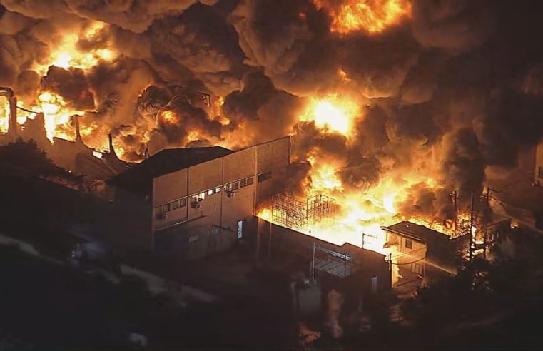 Incêndio atinge galpão de reciclagem em Guarulhos