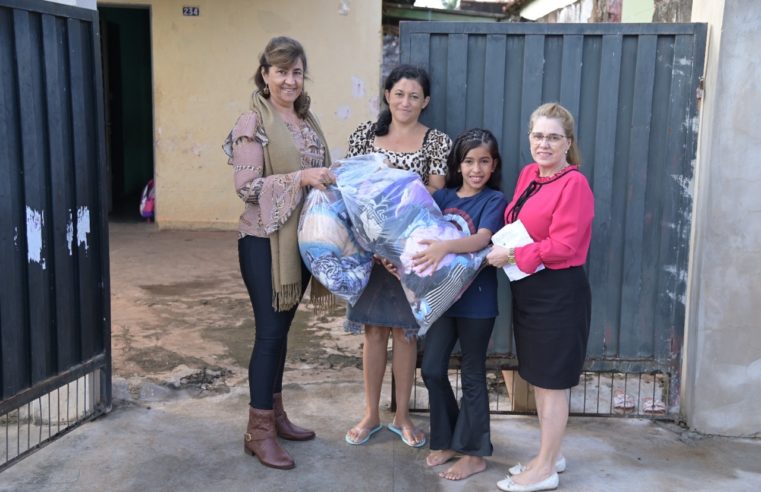 Fundo Social atende famílias colinenses com a entrega de kits da Campanha “Inverno Solidário 2022”
