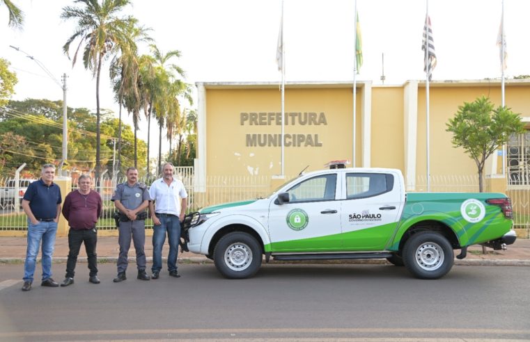 Prefeito Dieb entrega caminhonete do Programa AgroSP+Seguro para trabalho na zona rural