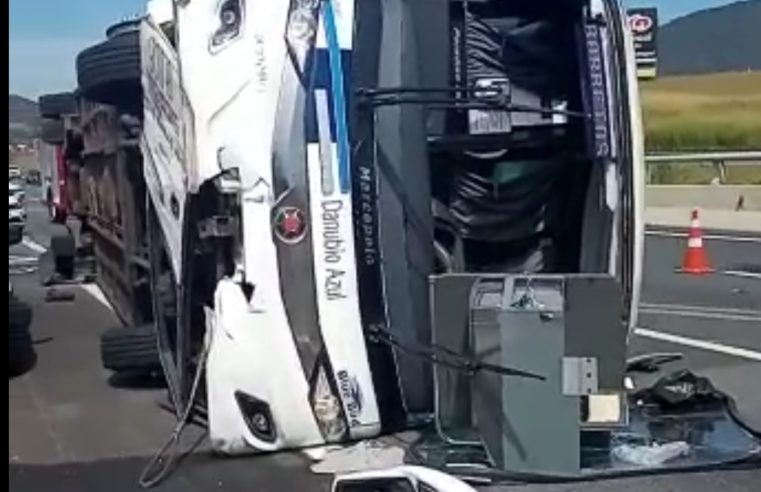 Ônibus com barretenses tomba na rodovia dos Bandeirantes