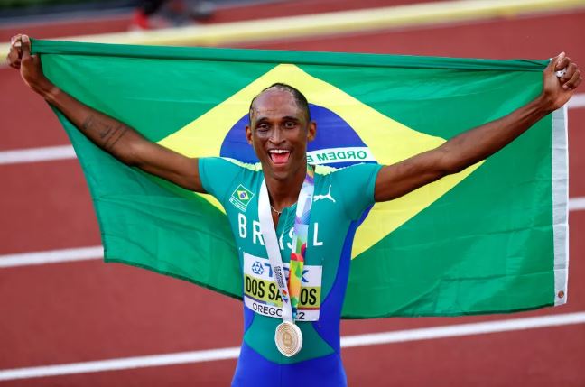 Alison dos Santos é campeão mundial dos 400m com barreiras