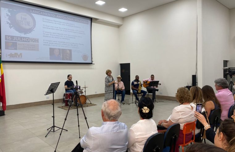 Alciony Menegaz realizou show em lançamento de antologia