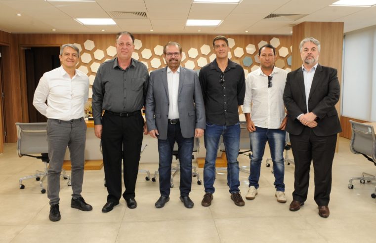 Dirigentes do BEC e secretário de Esportes participaram de reunião na FPF