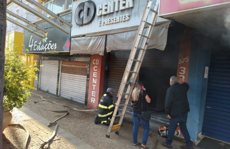 Corpo de Bombeiros combate princípio de incêndio no calçadão da 21