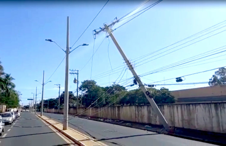 Caminhão danificou poste na avenida Ibirapuera
