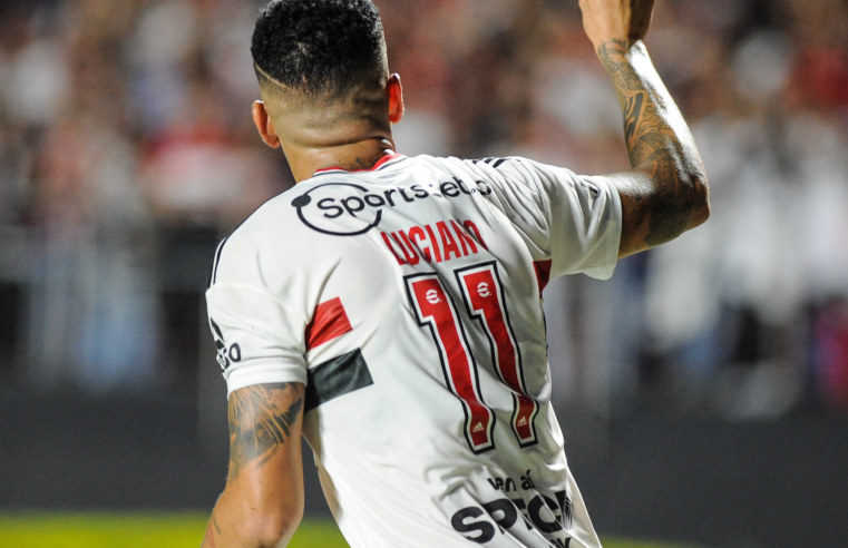 São Paulo vence América-MG e larga na frente por vaga