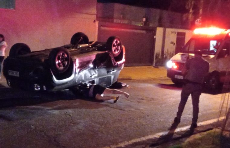 Veículo capota em colisão no trânsito de Barretos