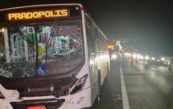 Um acidente envolvendo dois ônibus e uma caminhonete deixou cerca de 30 feridos