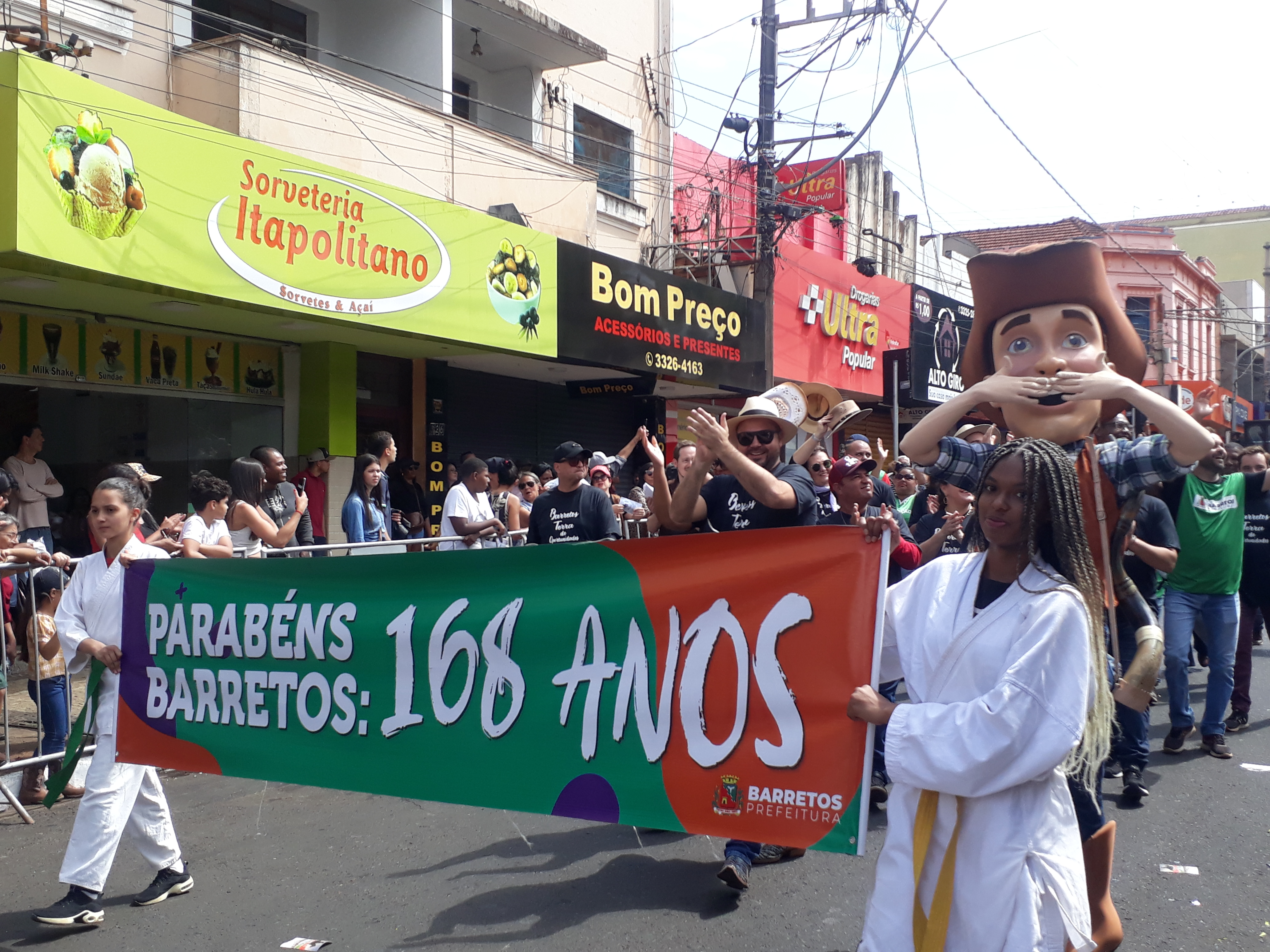 Desfile Cívico de aniversário  contou com várias atrações