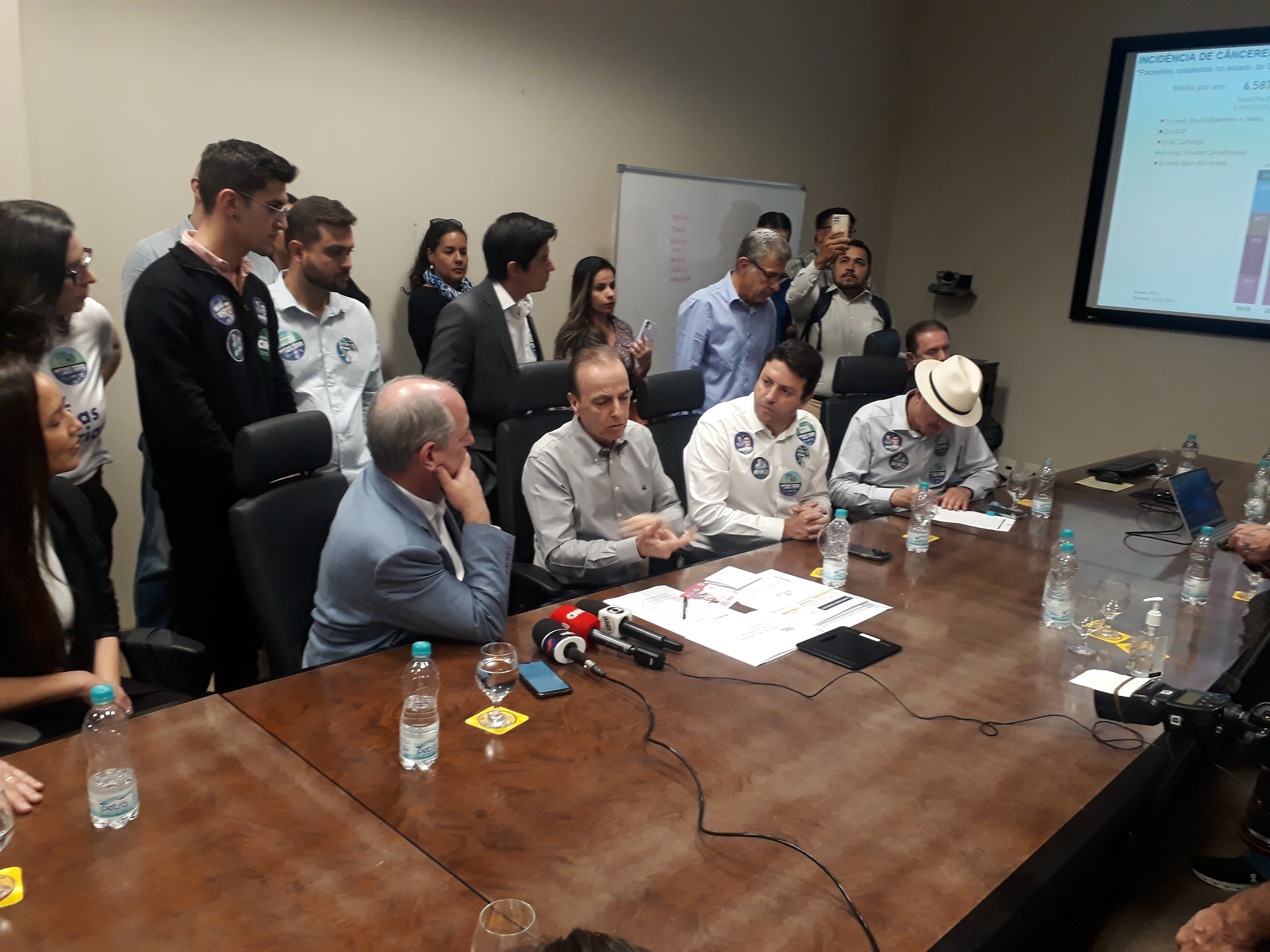 Ciro Gomes não assina carta e se compromete em apoiar o Hospital de Amor