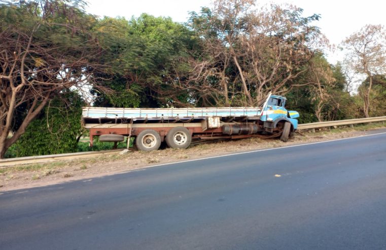 Caminhão perde controle e bate em grad rail na Rodovia Monte Alto Pirangi