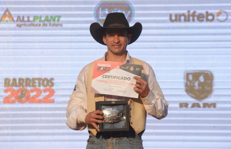 Após sete tentativas, Carlos Menini é  campeão do Bareback do Rodeio de Barretos