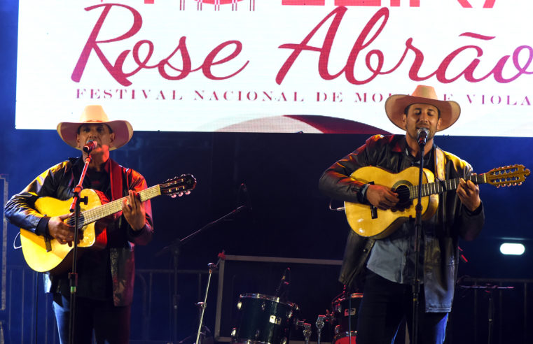 Dupla de Jaú é tricampeã da Violeira Rose Abrão