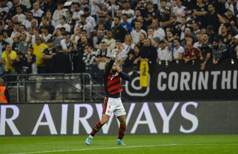 Flamengo bate Corinthians com gols de Arrascaeta e Gabriel