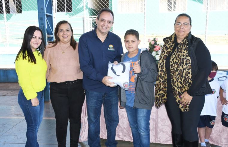 Prefeitura de Colômbia inicia a entrega dos uniformes escolares para o segundo semestre