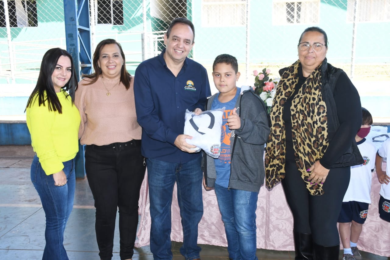 Prefeitura de Colômbia inicia a entrega dos uniformes escolares para o segundo semestre