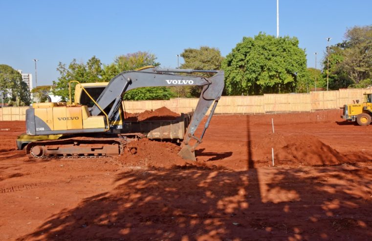 Prefeita Paula Lemos visita canteiro de obras do novo Postão, que já recebe terraplanagem