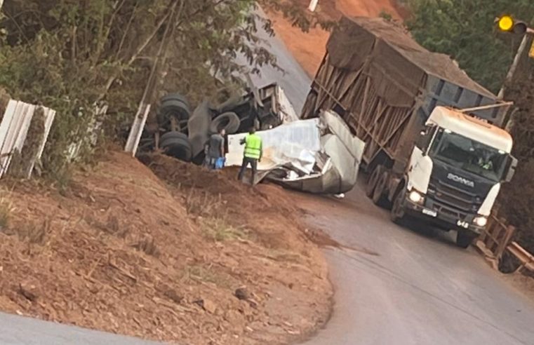 Caminhão cai dentro de Córrego na Rodovia Guariba Motuca