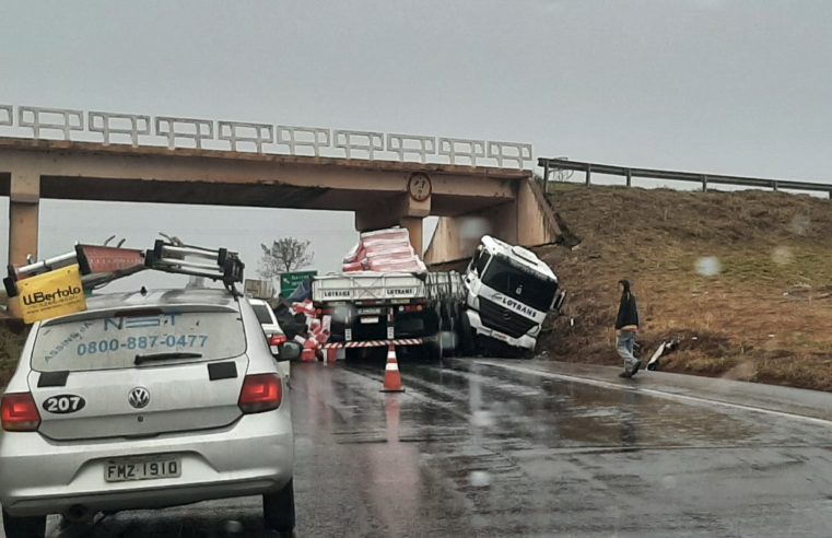 Carreta colide contra lateral de ponte em Guaíra