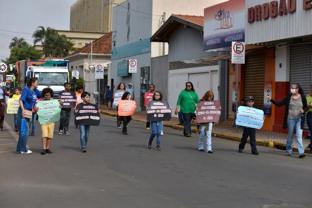 Projeto do SAAEB e Secretaria Municipal de Educação apresenta reflexão sobre sustentabilidade durante Desfile Cívico, Típico e Folclórico de Barretos