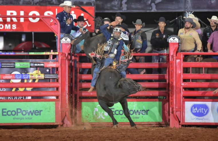 Peão de Ipuã leva melhor nota  na segunda noite do rodeio Internacional