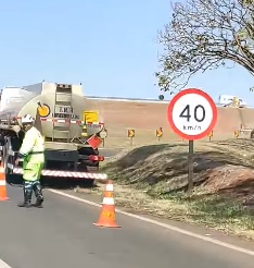 Caminhão carregado de etanol tomba na Faria Lima