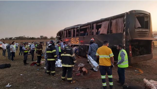 Acidente com ônibus deixa dois mortos e 20 feridos em Promissão