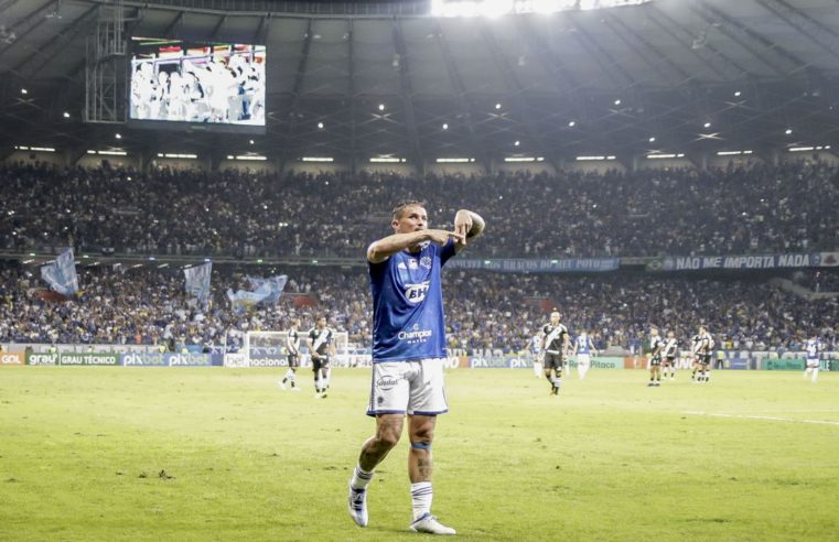 Cruzeiro vence o  Vasco no Maracanã  e retorna à Série A do Brasileiro