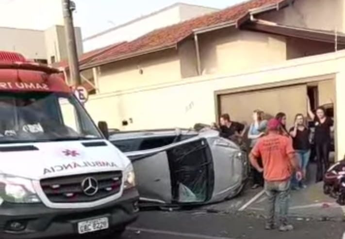 Carro tomba e  deixa três feridos no Jardim Universitário