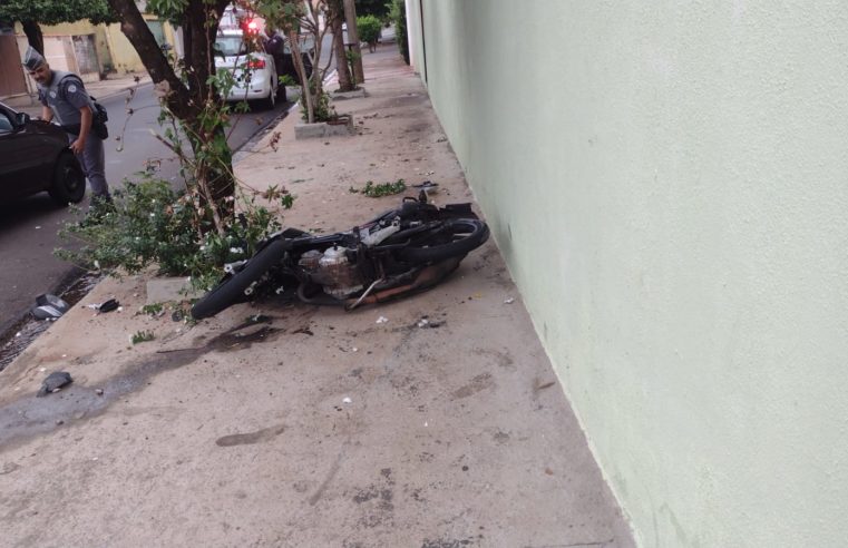 Motociclista fica ferido em colisão no América